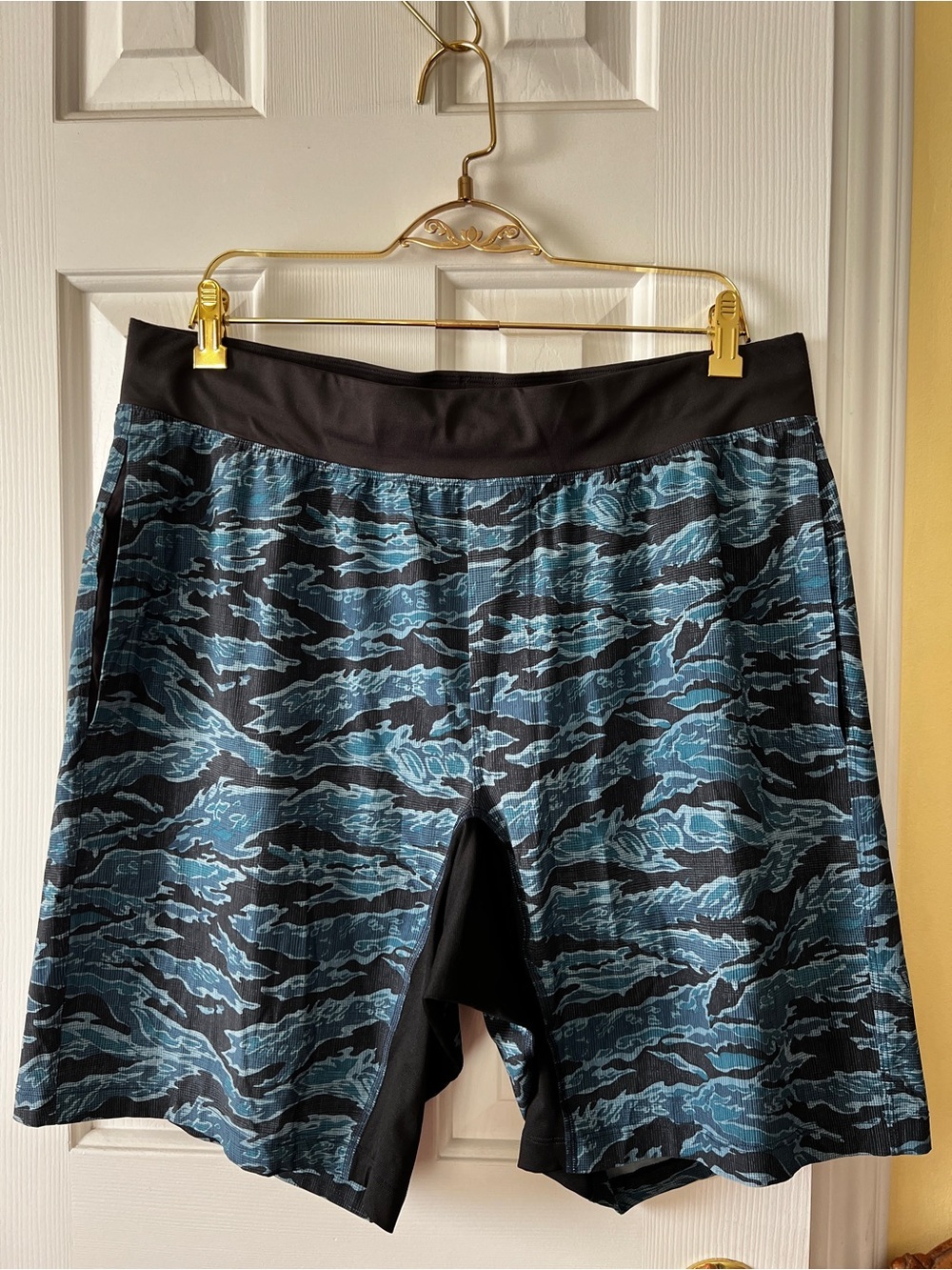 Lululemon T.H.E. Short Linerless 9" Tiger Camo Multi Blue Size XL